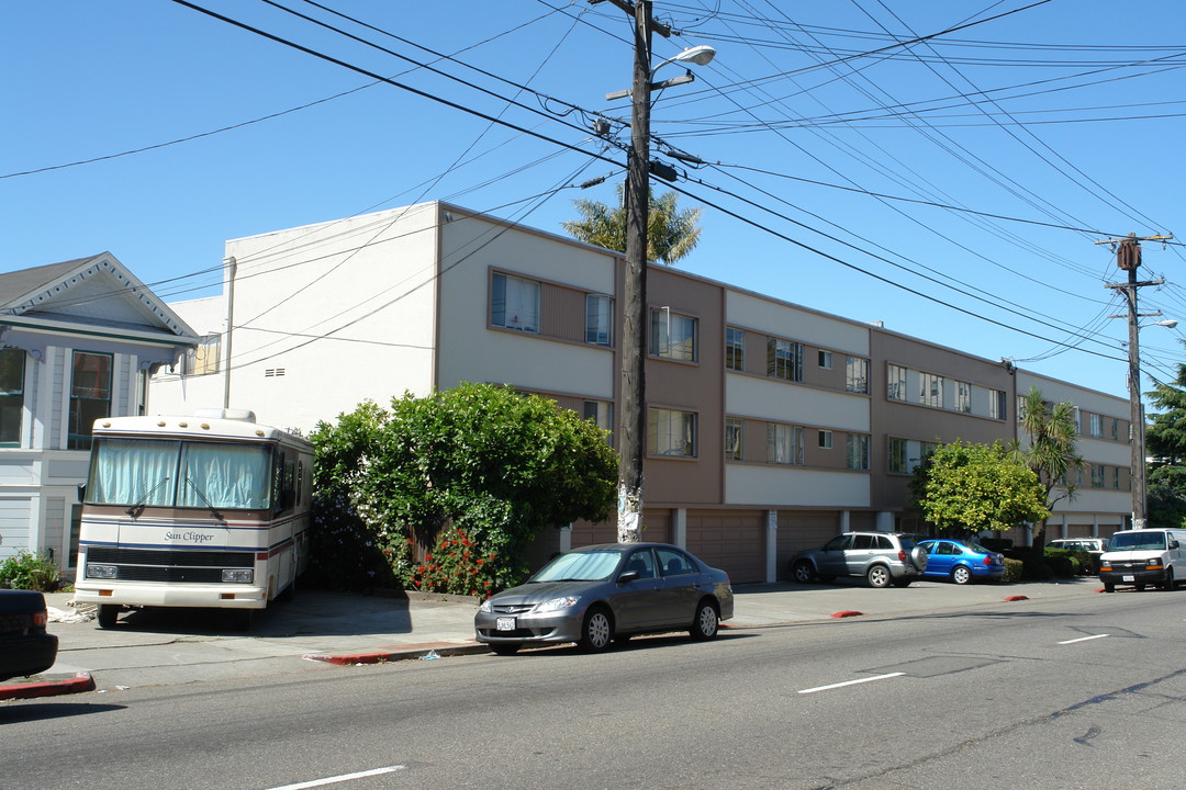 Americana Apartments in Berkeley, CA - Building Photo