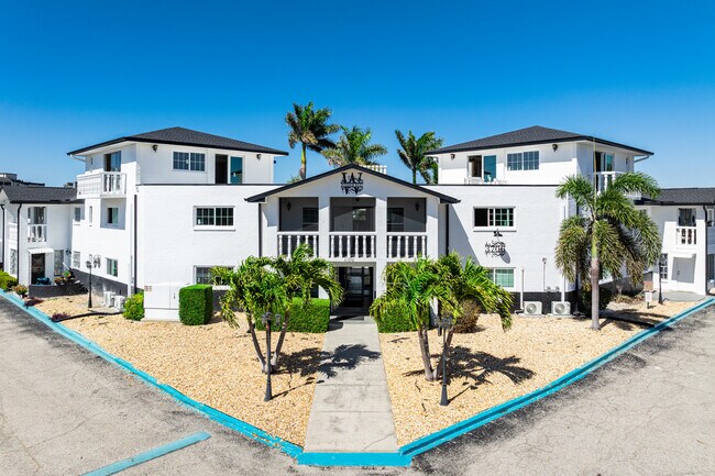 Windsor West Condominiums in Ft. Myers, FL - Building Photo - Building Photo