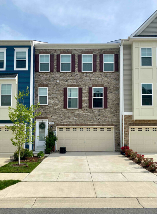 8383 Amber Beacon Cir in Glen Burnie, MD - Building Photo