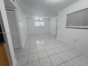 2565 W 56th St, Unit 101 in Hialeah, FL - Building Photo - Building Photo