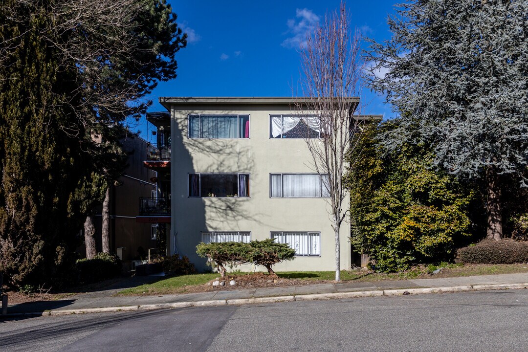 2249 Eton St in Vancouver, BC - Building Photo