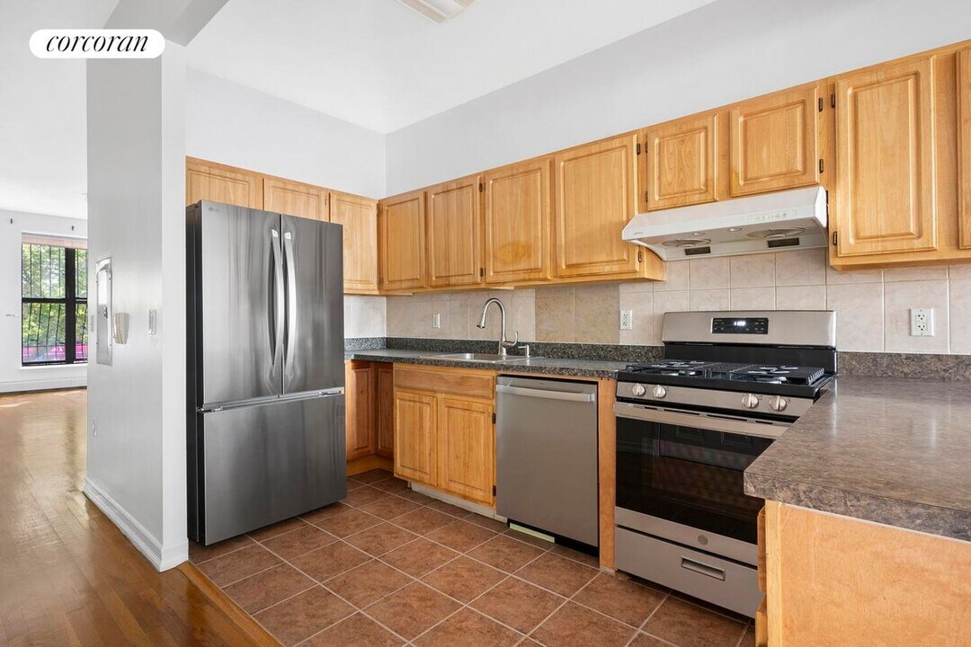 489 Manhattan Ave in New York, NY - Building Photo