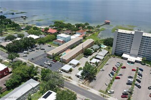 2121 Lakeview Dr in Sebring, FL - Building Photo