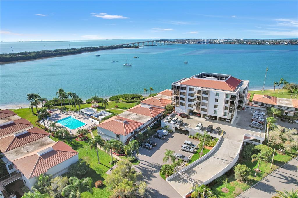 6295 Bahia Del Mar Cir in St. Petersburg, FL - Building Photo