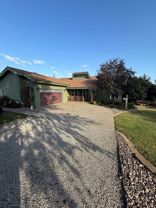 142 Delft Dr in Pella, IA - Building Photo