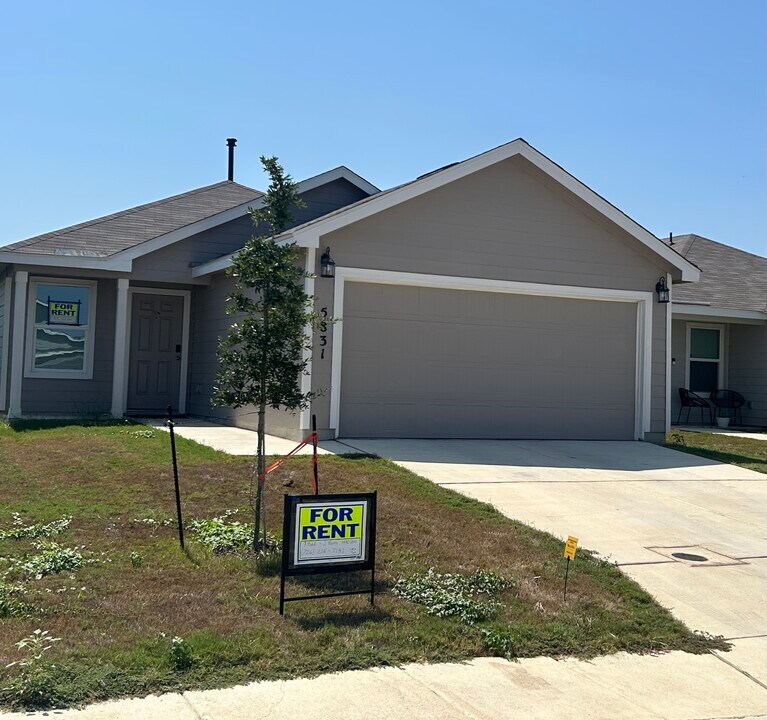 5831 Coahulia Rdg in Seguin, TX - Building Photo