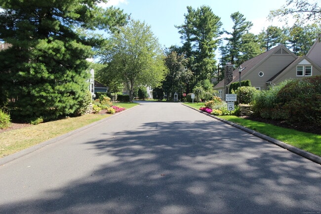 42 Greystone in Shelton, CT - Building Photo - Building Photo