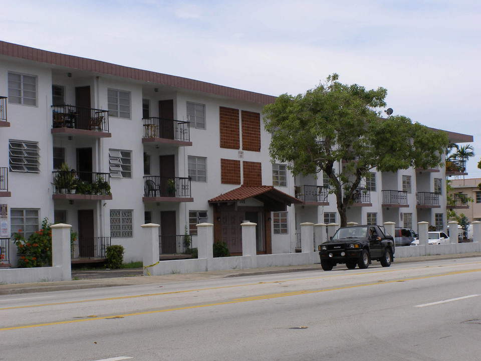 Alhambra Apartments in Miami, FL - Building Photo