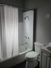 1012 W Armstrong Ave, Unit 1012-1 in Peoria, IL - Foto de edificio - Building Photo