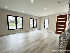 2 W 3rd Street Pl, Unit Rear in Boston, MA - Foto de edificio - Building Photo