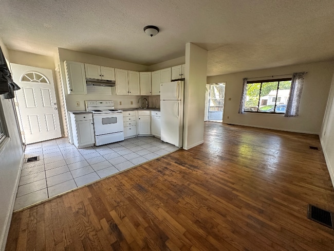 3003 Cabot Dr in Lansing, MI - Building Photo - Building Photo