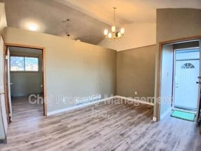 6519-6136 136 Ave NW in Edmonton, AB - Building Photo - Building Photo