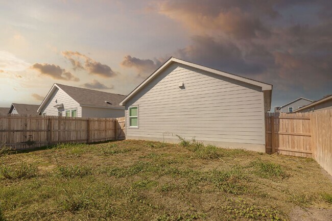 5909 San Geronimo in Seguin, TX - Foto de edificio - Building Photo