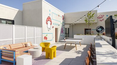 2722 S Figueroa St in Los Angeles, CA - Building Photo - Building Photo