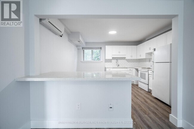 2161 Ghent Ave in Burlington, ON - Building Photo - Building Photo