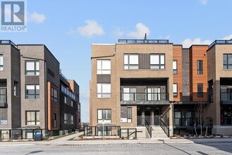 16 Lytham Grn Cir in Newmarket, ON - Building Photo - Building Photo