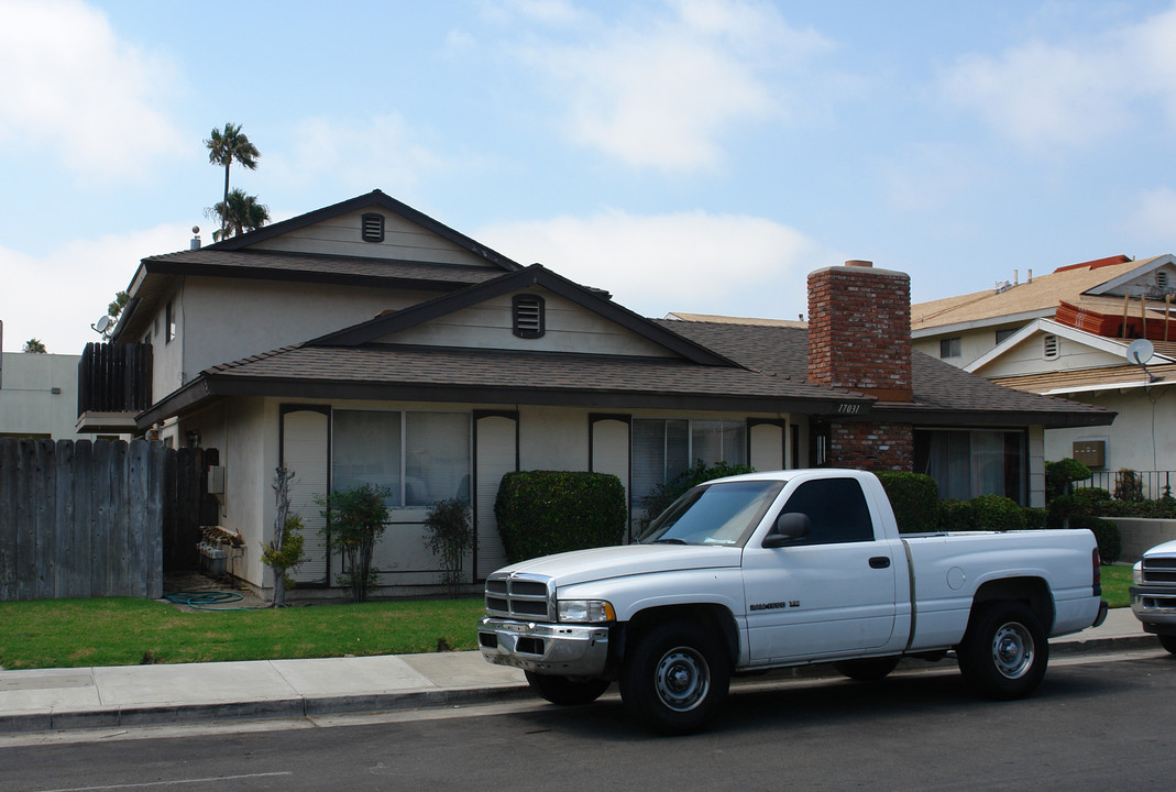 17031 Pinehurst Ln in Huntington Beach, CA - Building Photo