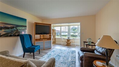 5020 Brittany Dr S in St. Petersburg, FL - Building Photo - Building Photo