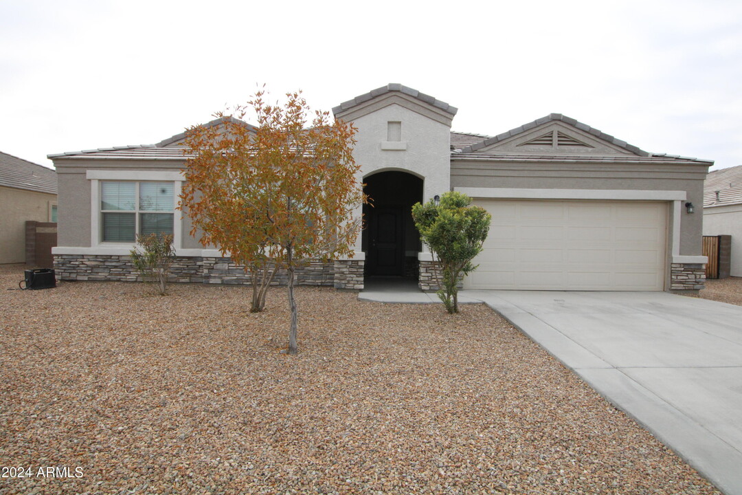 30433 W Amelia Ave in Buckeye, AZ - Building Photo