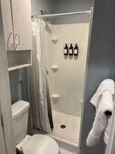 2504 Bridgeport Way W in University Place, WA - Foto de edificio - Building Photo