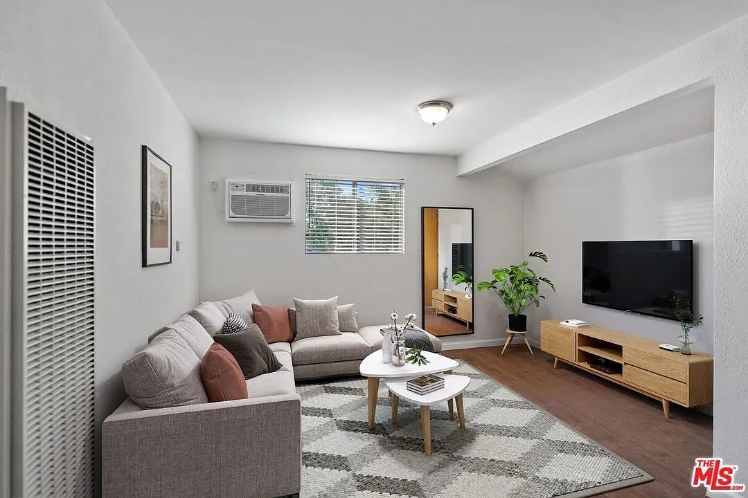 817 N Hobart Blvd in Los Angeles, CA - Building Photo