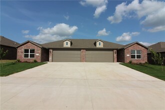 432 Barbet Dr in Centerton, AR - Building Photo - Building Photo