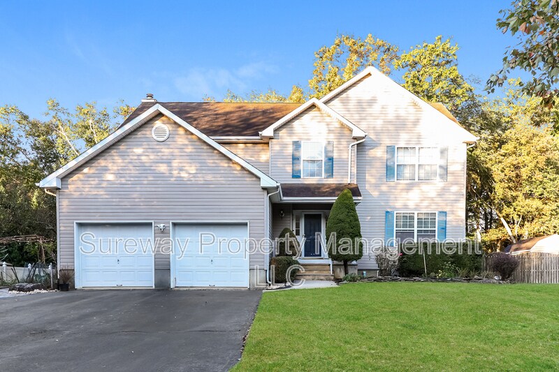 29 Red Oak Ct in Monroe Township, NJ - Foto de edificio