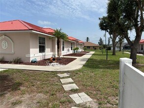 180 Rotonda Blvd W in Rotonda West, FL - Building Photo - Building Photo