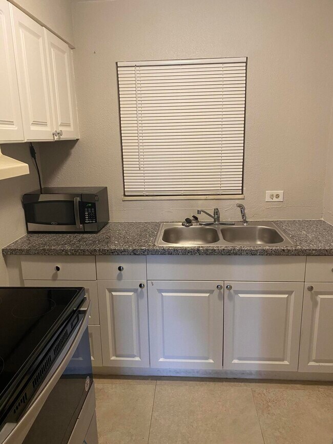 510 Lake Shore Dr-Unit -1 in West Palm Beach, FL - Foto de edificio - Building Photo