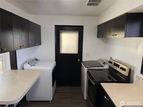 207 March Dr NE in Moses Lake, WA - Foto de edificio - Building Photo