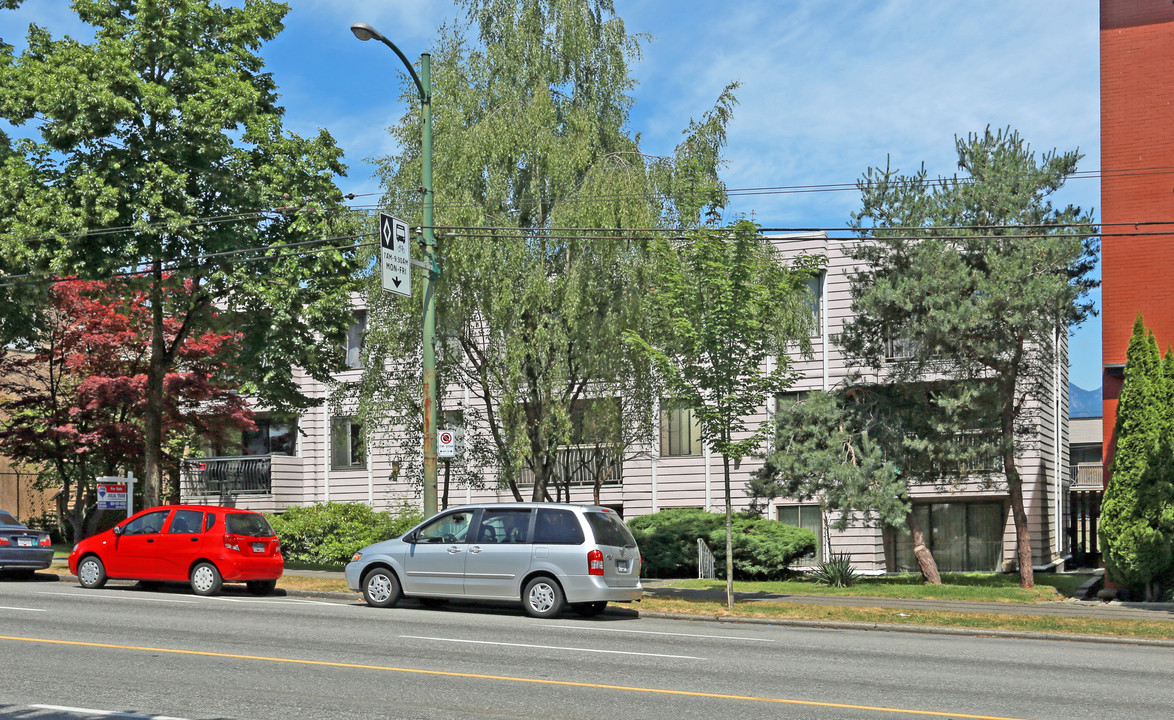 Broadhill Manor in Vancouver, BC - Building Photo