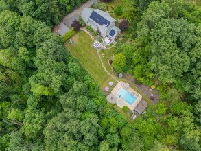 14 Daniels Hill Rd in Newtown, CT - Building Photo - Building Photo