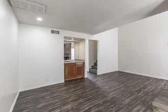 Broken Oak Townhomes in San Antonio, TX - Building Photo - Interior Photo