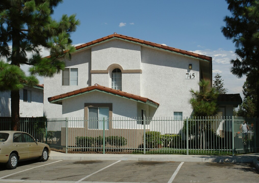 745 W 3rd St in Corona, CA - Building Photo