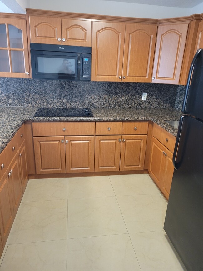 13900 Lake Placid Ct, Unit A27 in Miami Lakes, FL - Foto de edificio - Building Photo