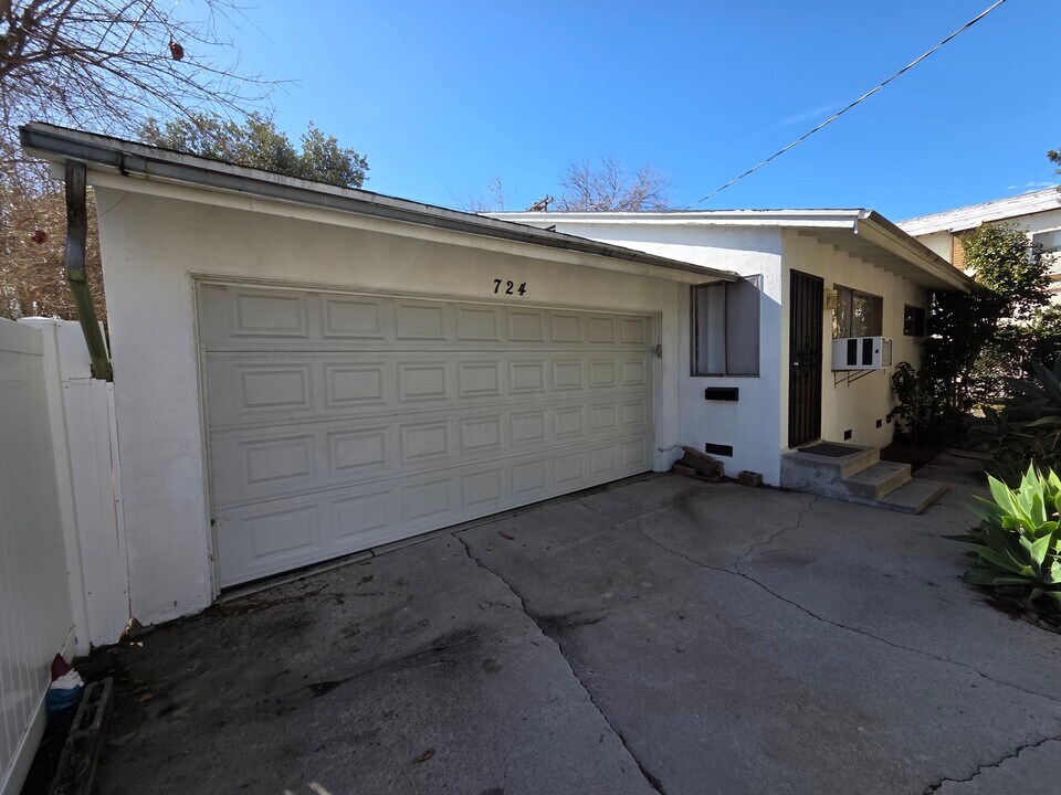 724 W Dryden St in Glendale, CA - Building Photo