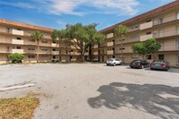 6301 N Falls Cir Dr in Lauderhill, FL - Building Photo - Building Photo