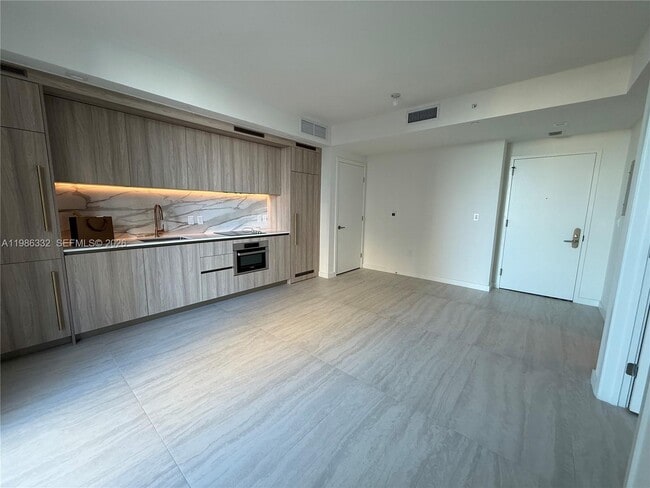 77 SE 5th St in Miami, FL - Building Photo - Building Photo