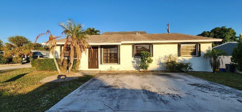 2094 N Suzanne Cir in North Palm Beach, FL - Building Photo