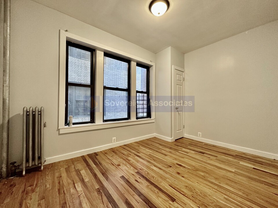 87 Post Ave in New York, NY - Building Photo