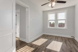 1517 W Sherwin Ave, Unit 2 in Chicago, IL - Building Photo - Building Photo