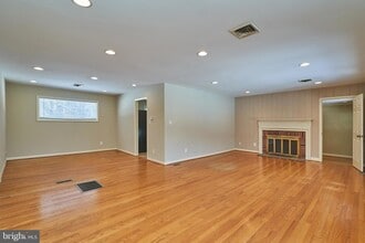 500 Springvale Rd in Great Falls, VA - Foto de edificio - Building Photo