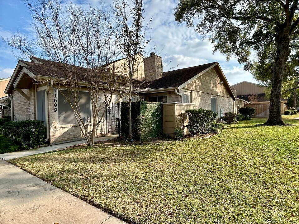 11699 Village Pl Dr in Houston, TX - Building Photo