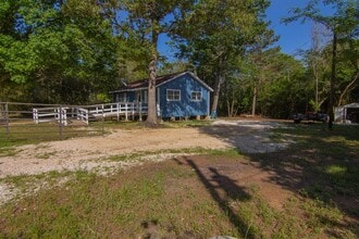 285 Debbies Blvd in Livingston, TX - Building Photo - Building Photo
