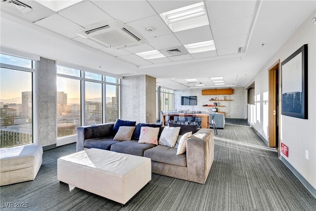 150 S Las Vegas Blvd in Las Vegas, NV - Foto de edificio - Building Photo