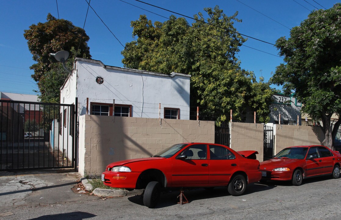 230 W 33rd St in Los Angeles, CA - Building Photo