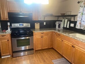555 E Simpson Ave, Unit B in Fresno, CA - Building Photo - Building Photo