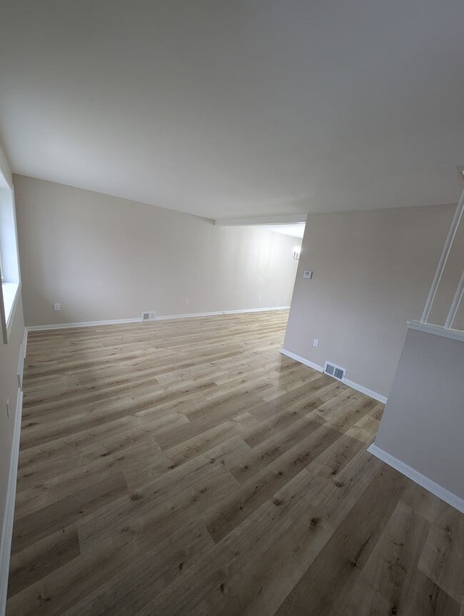 592 Guylyn Dr in Pittsburgh, PA - Building Photo - Building Photo