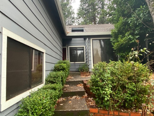 526 Penstock Dr in Grass Valley, CA - Building Photo - Building Photo