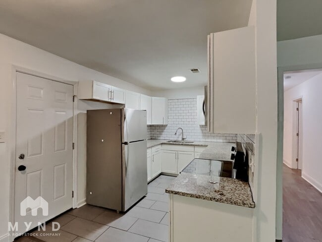 433 W Lake Ave NW in Atlanta, GA - Building Photo - Building Photo